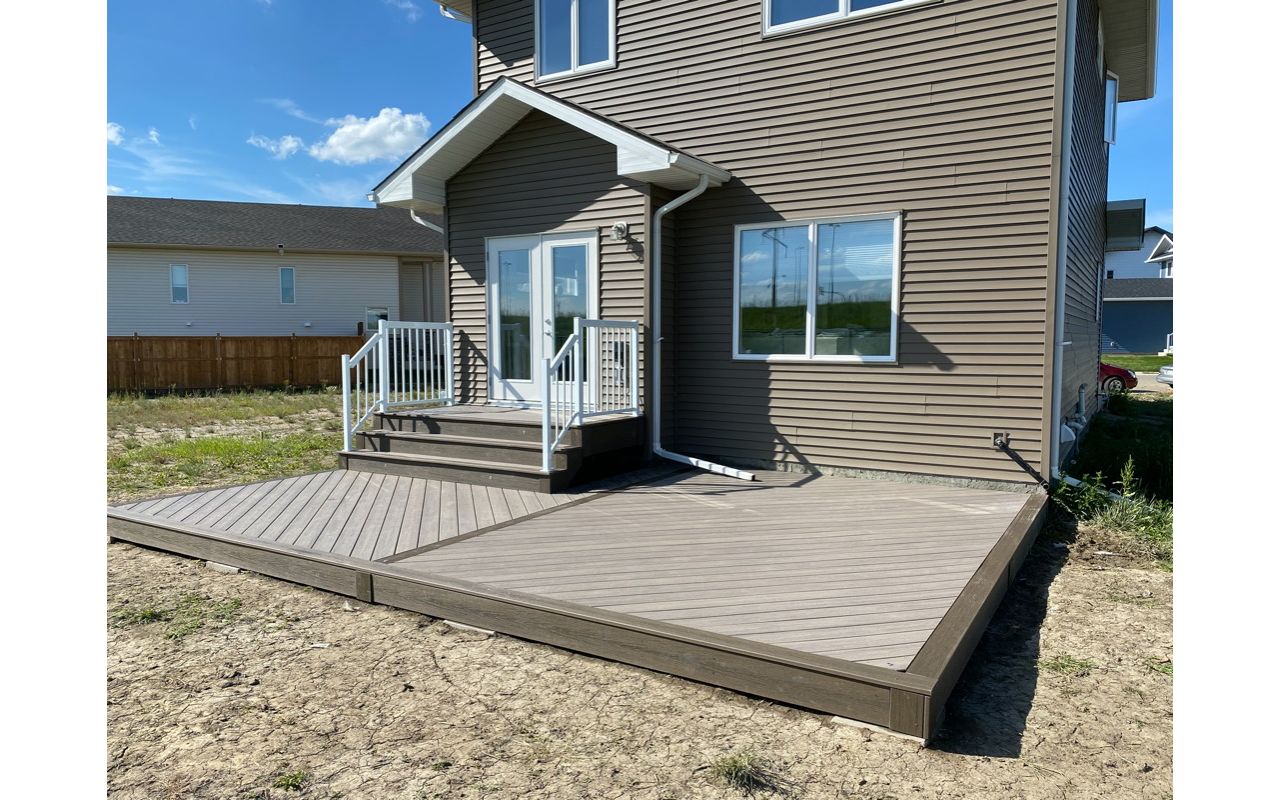 Trex Rocky Harbour with Costal Bluff Boarder