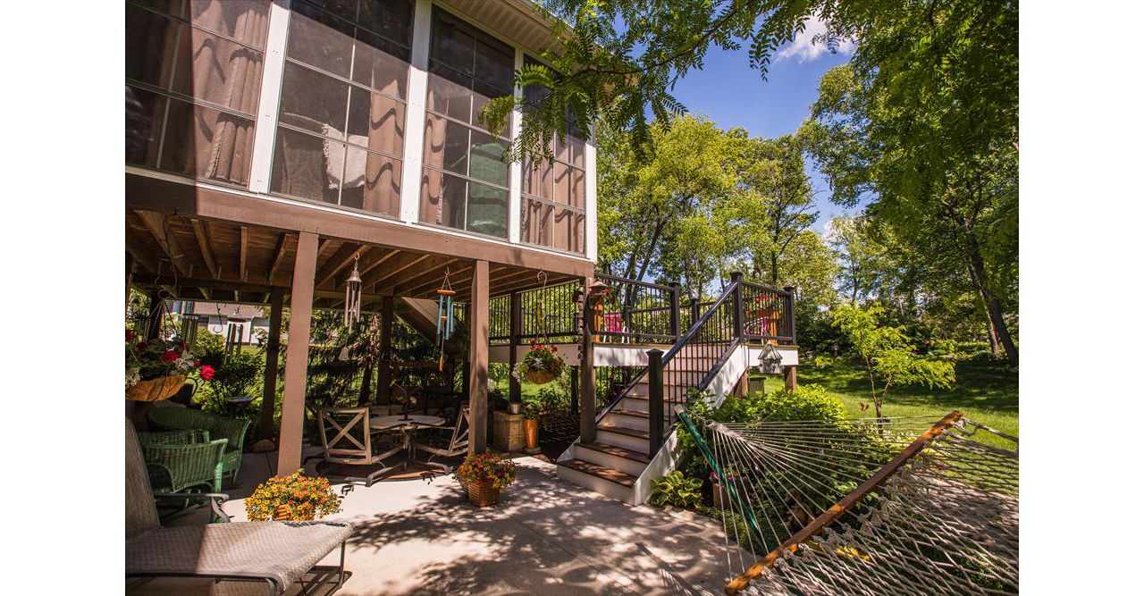 Spiced Rum deck with Transcend Black Railing