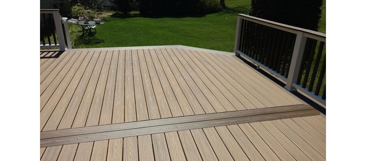 Trex Havana Gold with Trex Spiced Rum Feature Strip and mitered boarder. This Custom Deck gets 5 STARS