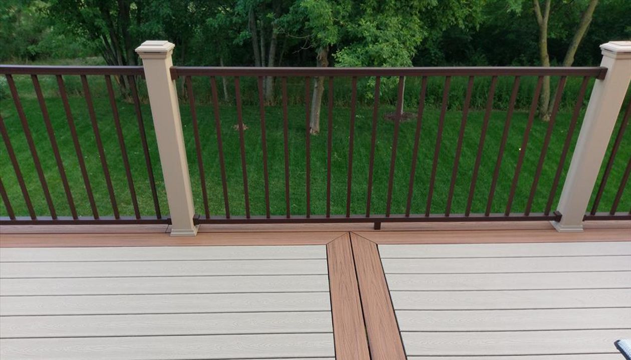Trex Transcend Decking with Picture Frame Borders and Trex Signature Railing and Trex Transcend Lighted Post Caps in Champlin, MN