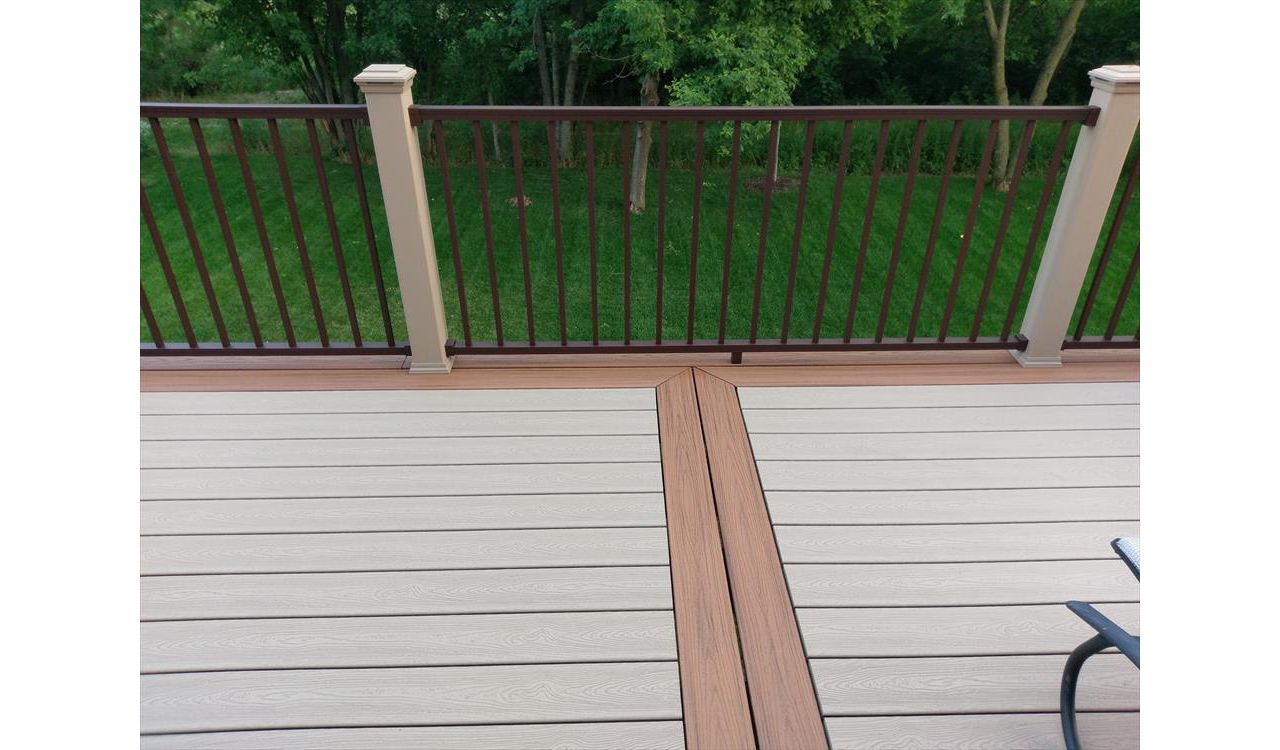 Trex Transcend Decking with Picture Frame Borders and Trex Signature Railing and Trex Transcend Lighted Post Caps in Champlin, MN