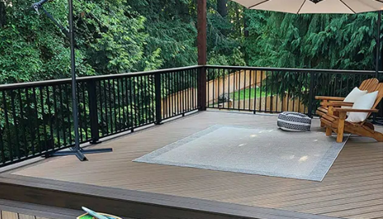Renton, WA Trex Transcend Havana Gold deck with Signature railing