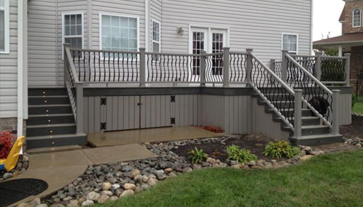 Frankfort, IL Havana Gold decking with Spiced Rum Border - Vintage Lanturn Posts and black Signature railings