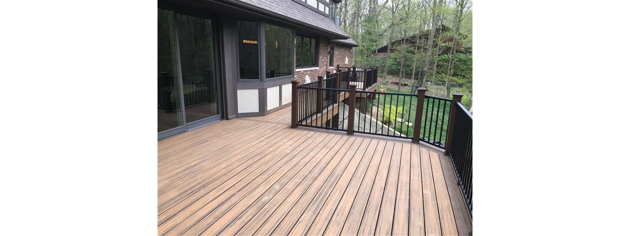 Frankfort, IL Havana Gold decking with Spiced Rum Border - Vintage Lanturn Posts and black Signature railings