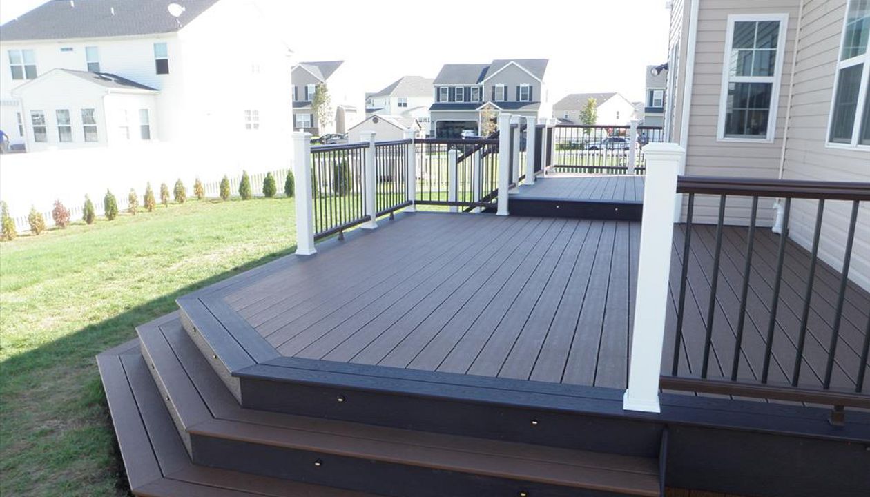 Trex Transcend Tree House Decking, Vintage Lantern Transcend Railing