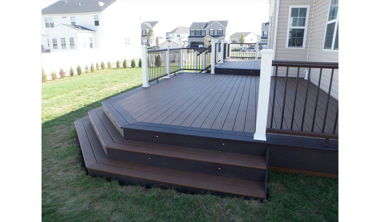 Trex Transcend Tree House Decking, Vintage Lantern Transcend Railing