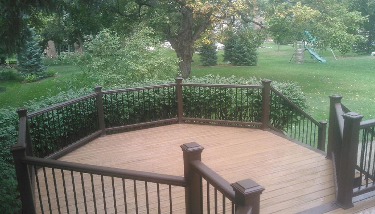 Transcends Tropical Decking With Crown Top Railing
