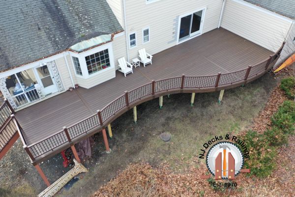 Custom curved Trex Transcend Spice Rum deck with Vintage Lantern railings.