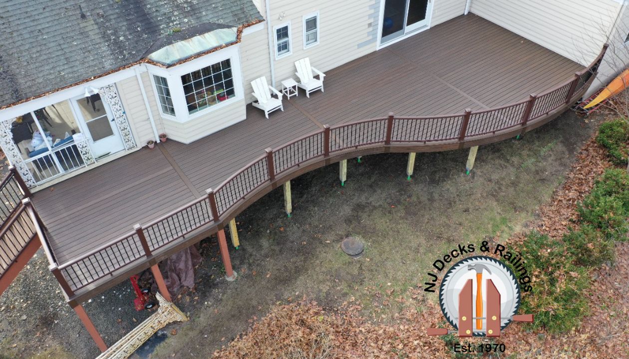 Custom curved Trex Transcend Spice Rum deck with Vintage Lantern railings.