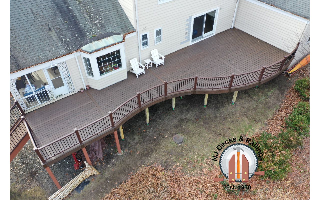 Custom curved Trex Transcend Spice Rum deck with Vintage Lantern railings.