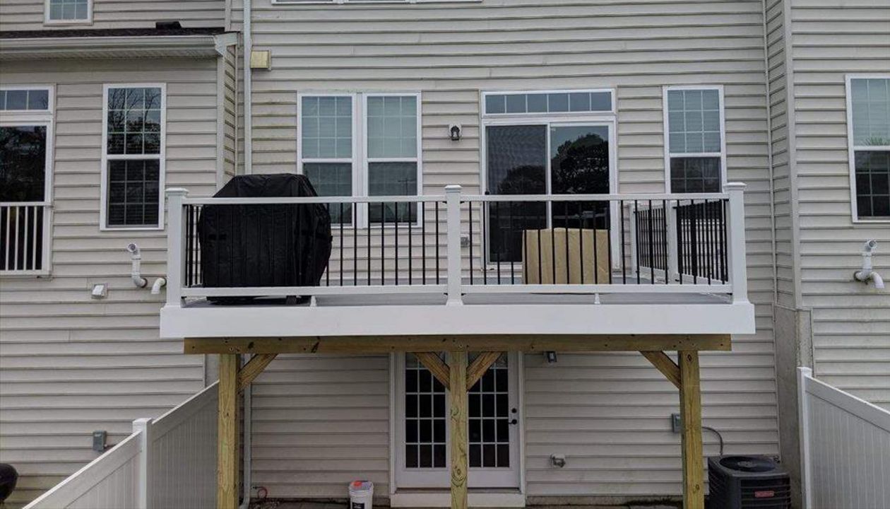 Trex Enhance Naturals decking with Select Railings