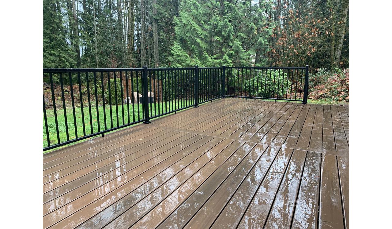 Trex Transcend Spiced Rum deck with Black Trex Signature Railing