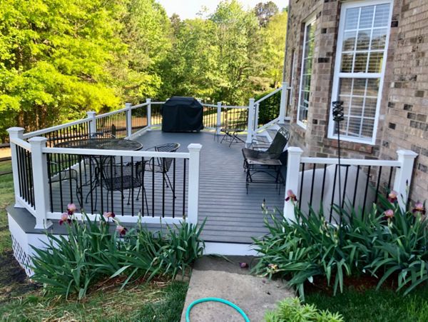 Trex Clam Shell with Trex Select White Railing