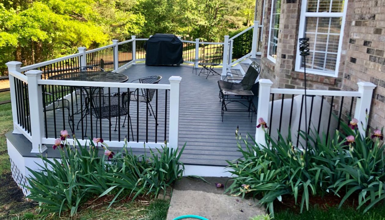 Trex Clam Shell with Trex Select White Railing