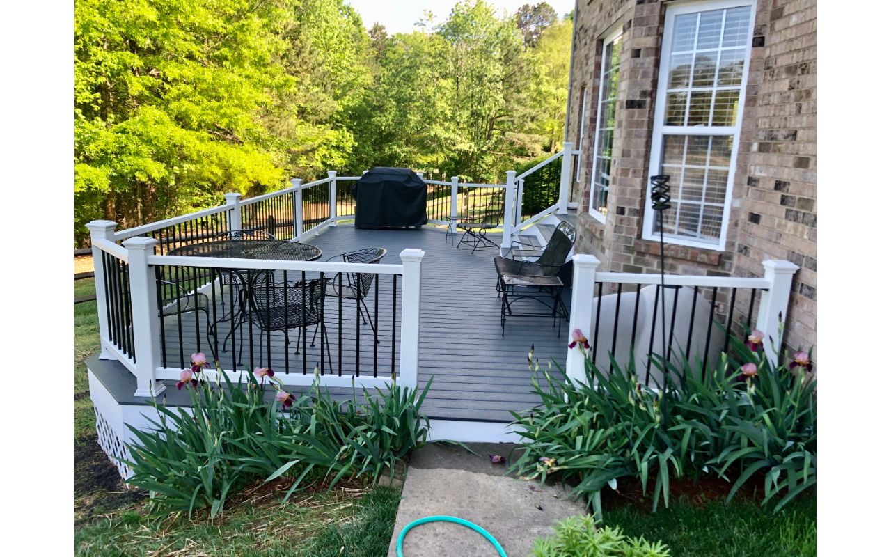 Trex Clam Shell with Trex Select White Railing