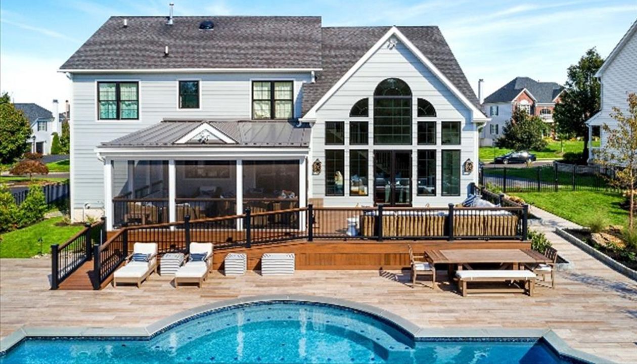 Trex Transcend Spiced Rum deck with Black railing.