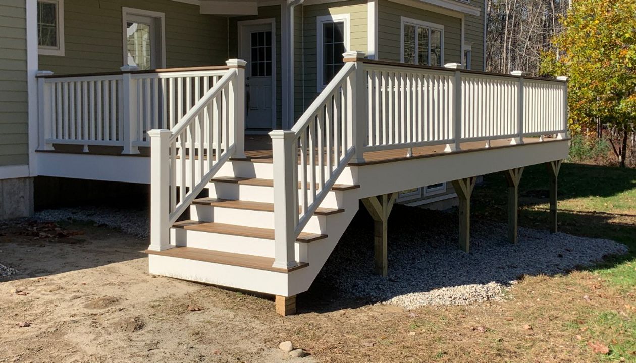 Havana Gold decking, Transcend Classic white railing