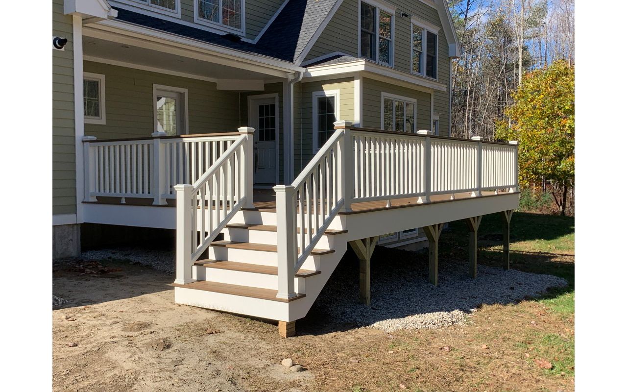 Havana Gold decking, Transcend Classic white railing