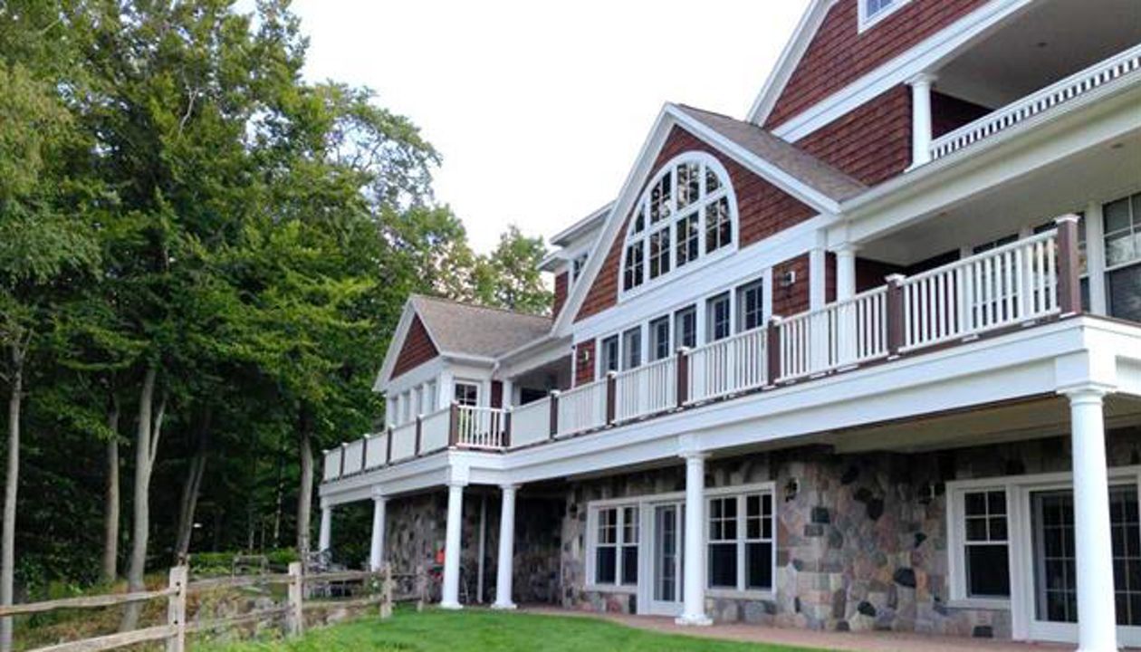 Trex Enhance Decking with Trex Transcend Railing