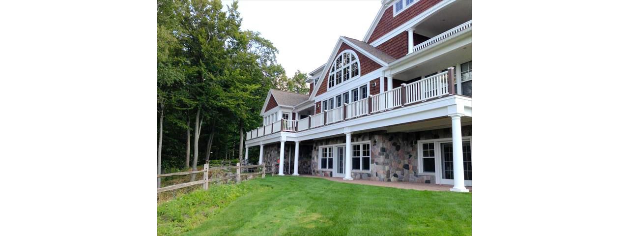 Trex Enhance Decking with Trex Transcend Railing