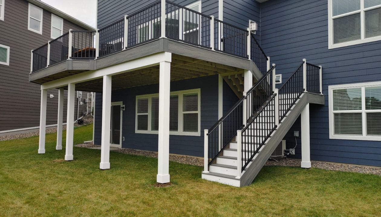 Trex Transcend Island Mist with Trex Signature rail and added post cap lighting, riser lights, and a privacy wall.