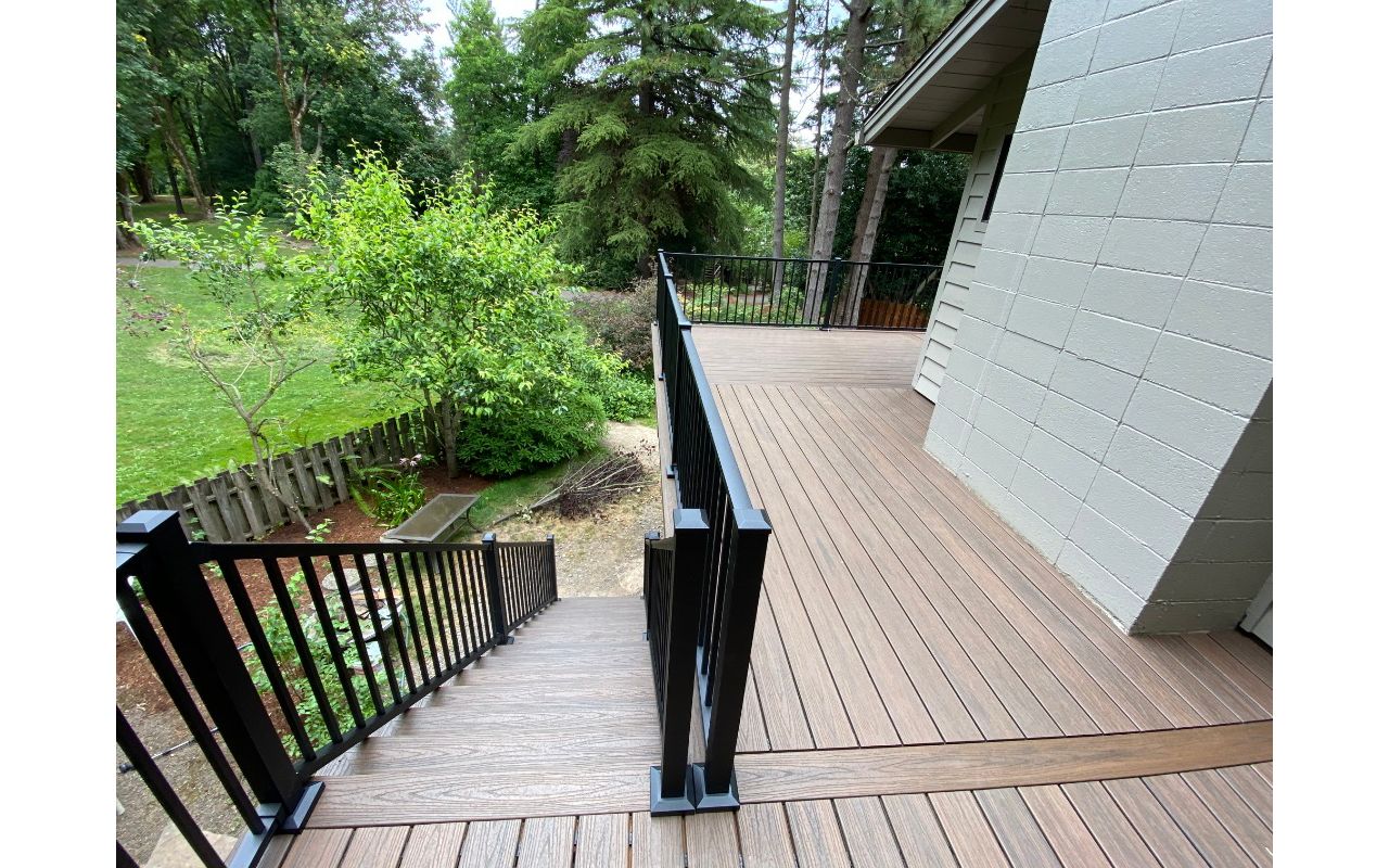 Trex Transcend Spiced Rum decking and Trex Signature railing
