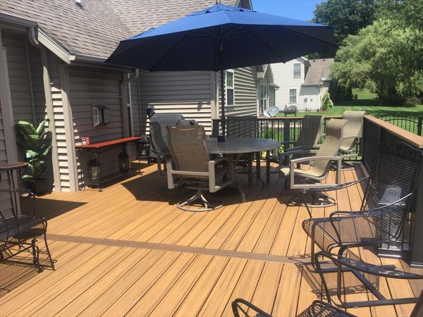 Transcend Havana Gold Decking, Spiced Rum Perimeter, Signature Railing with Cocktail Style Top Rail in Havana Gold