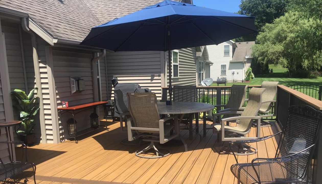 Transcend Havana Gold Decking, Spiced Rum Perimeter, Signature Railing with Cocktail Style Top Rail in Havana Gold