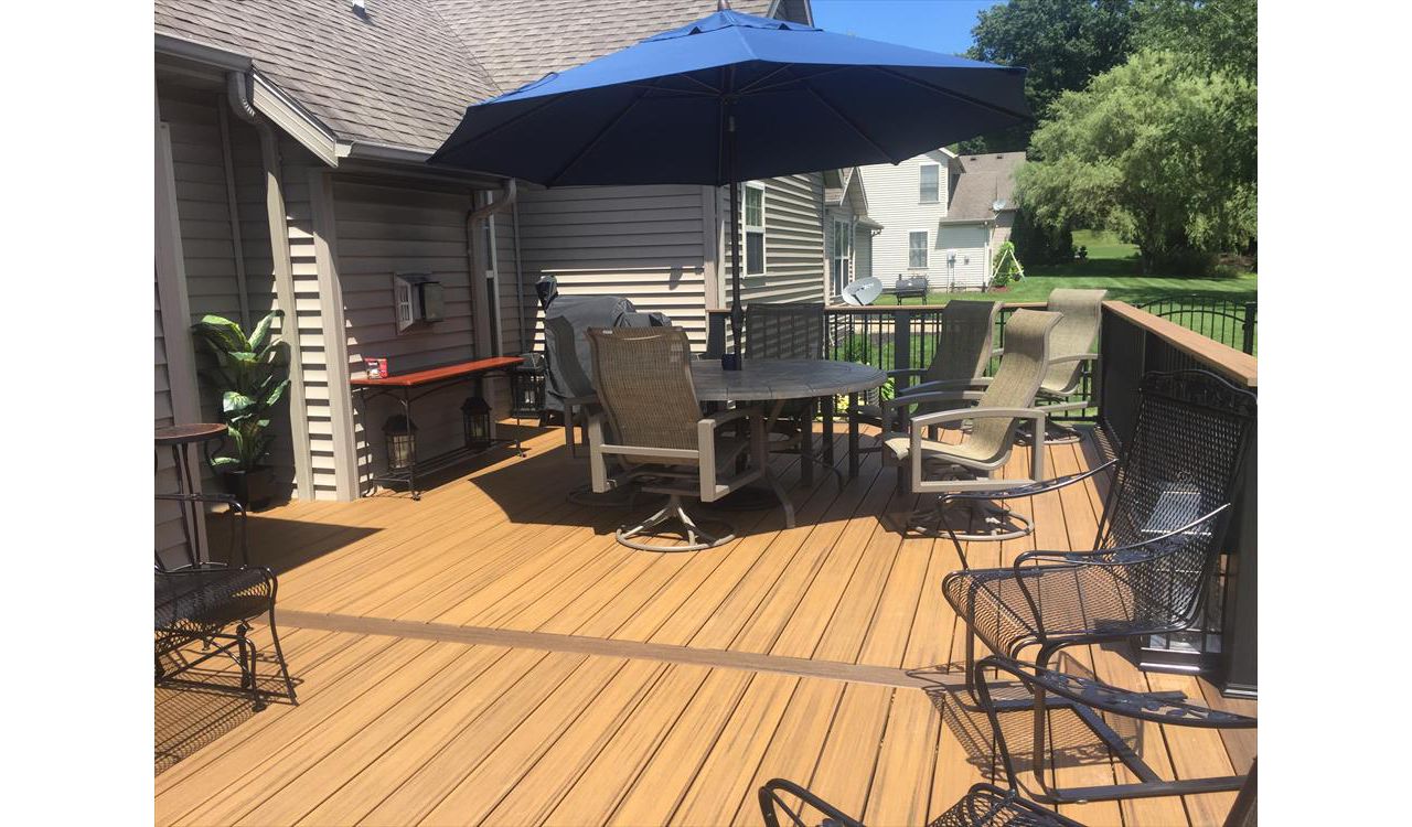 Transcend Havana Gold Decking, Spiced Rum Perimeter, Signature Railing with Cocktail Style Top Rail in Havana Gold