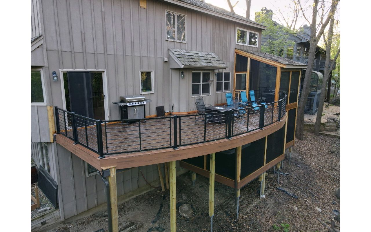 Trex deck & screenroom Eagan with Curved Rod Rail & Elevations Framing