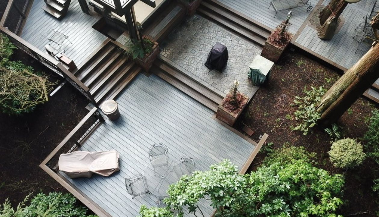 Vancouver, WA Trex Deck featuring Trex Transcend Island Mist with Spiced Rum border