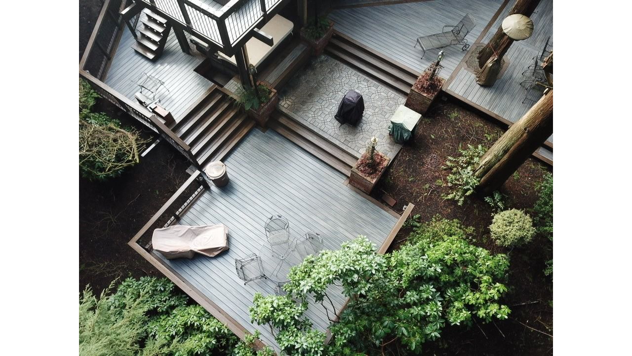 Vancouver, WA Trex Deck featuring Trex Transcend Island Mist with Spiced Rum border