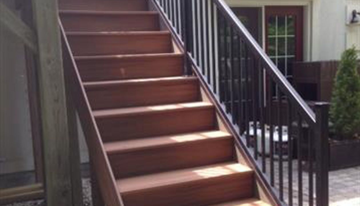 Tiki Torch - Closed riser, closed stringer stair