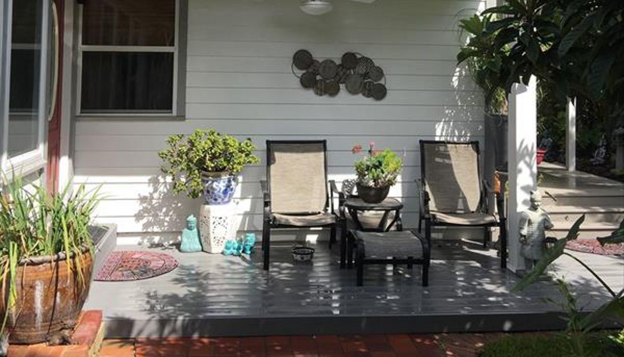 Side covered deck w/ fan/light