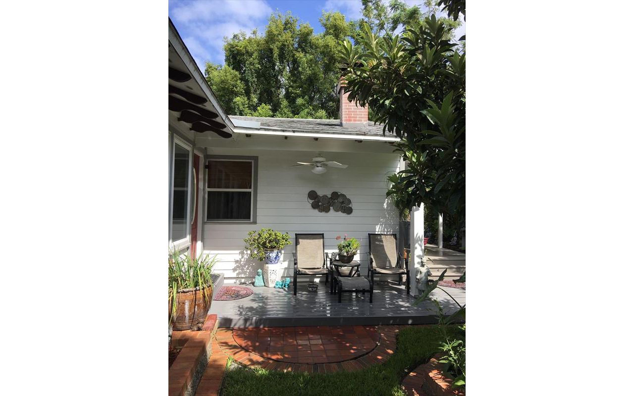 Side covered deck w/ fan/light