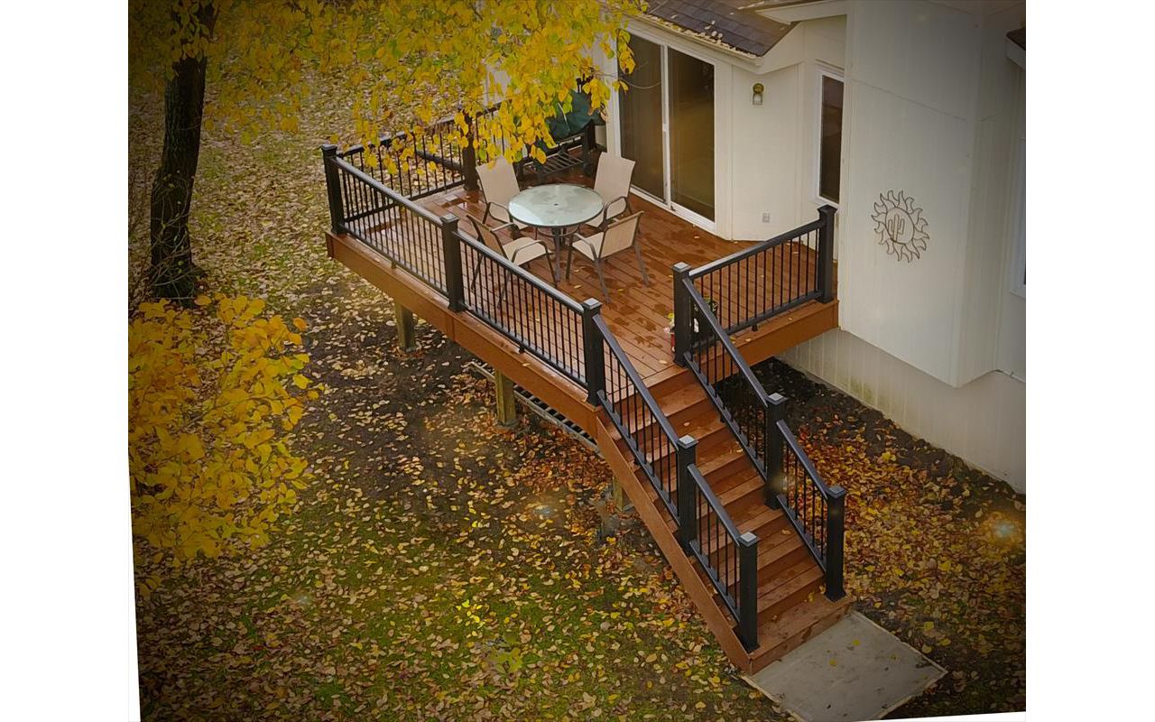 Trex Transcend Tree House decking and Charcoal Black Transcend railing