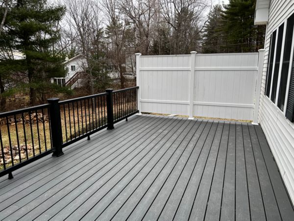 Trex clamshell with trex enhance black composite rail with black round balu