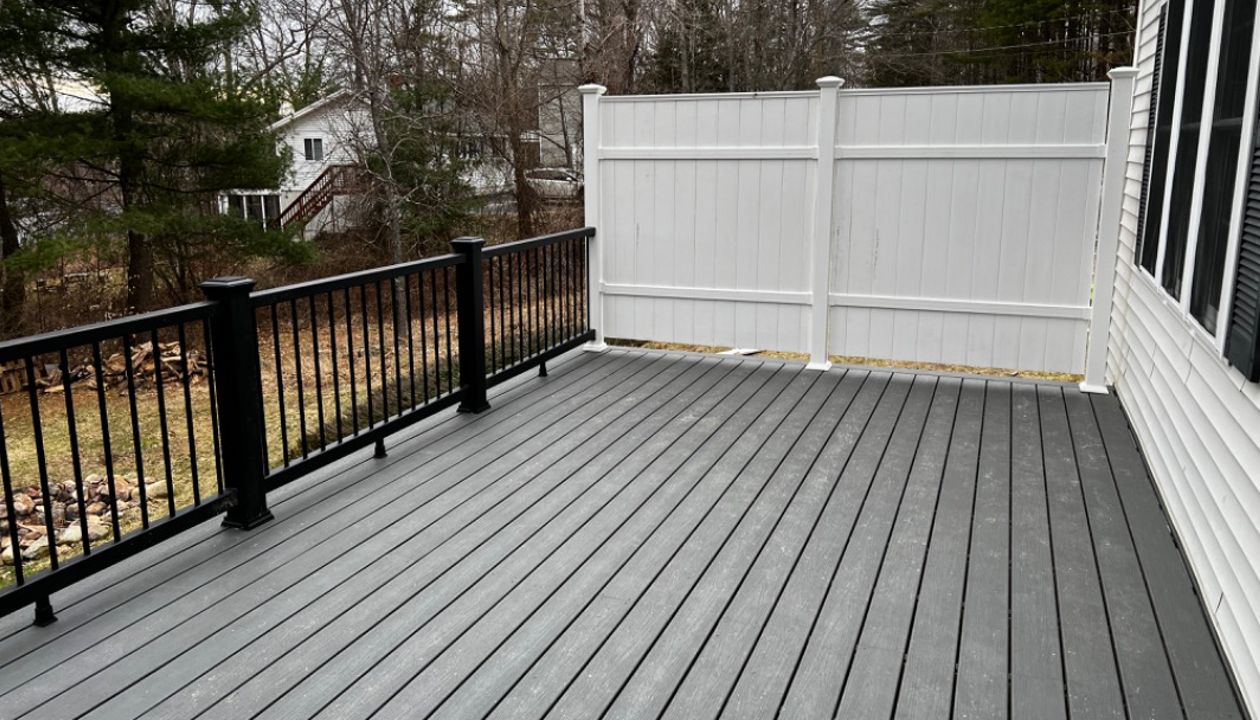 Trex clamshell with trex enhance black composite rail with black round balu