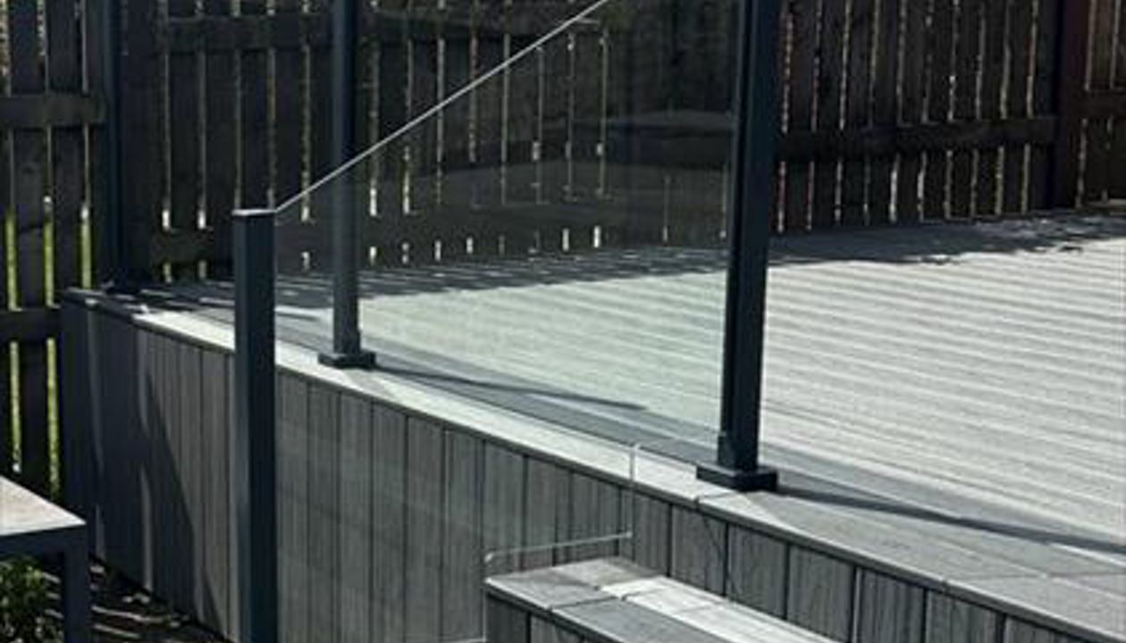 TREX Island Mist with Calm Water Border