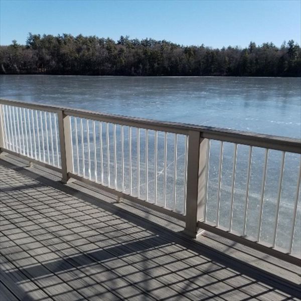 Trex Transcend Island Mist Decking with Trex Transcend Railing System, Cocktail Top Rail, Trex White Round Balusters