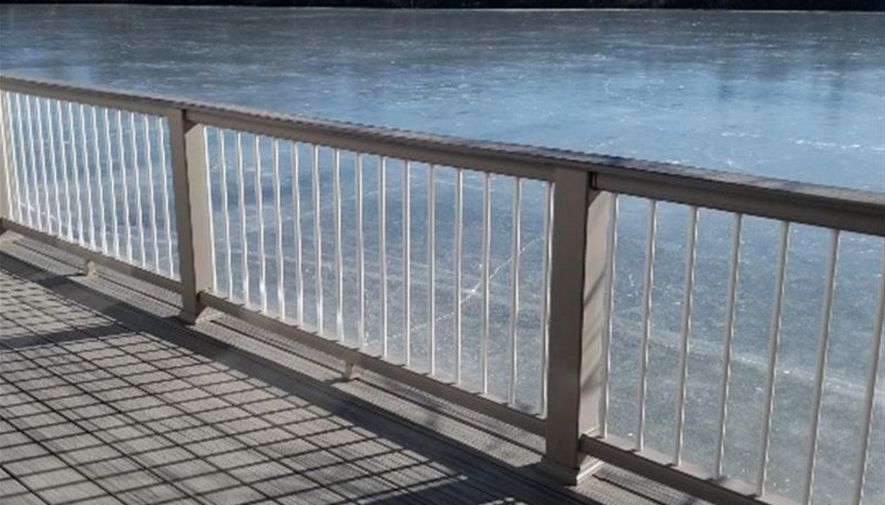 Trex Transcend Island Mist Decking with Trex Transcend Railing System, Cocktail Top Rail, Trex White Round Balusters