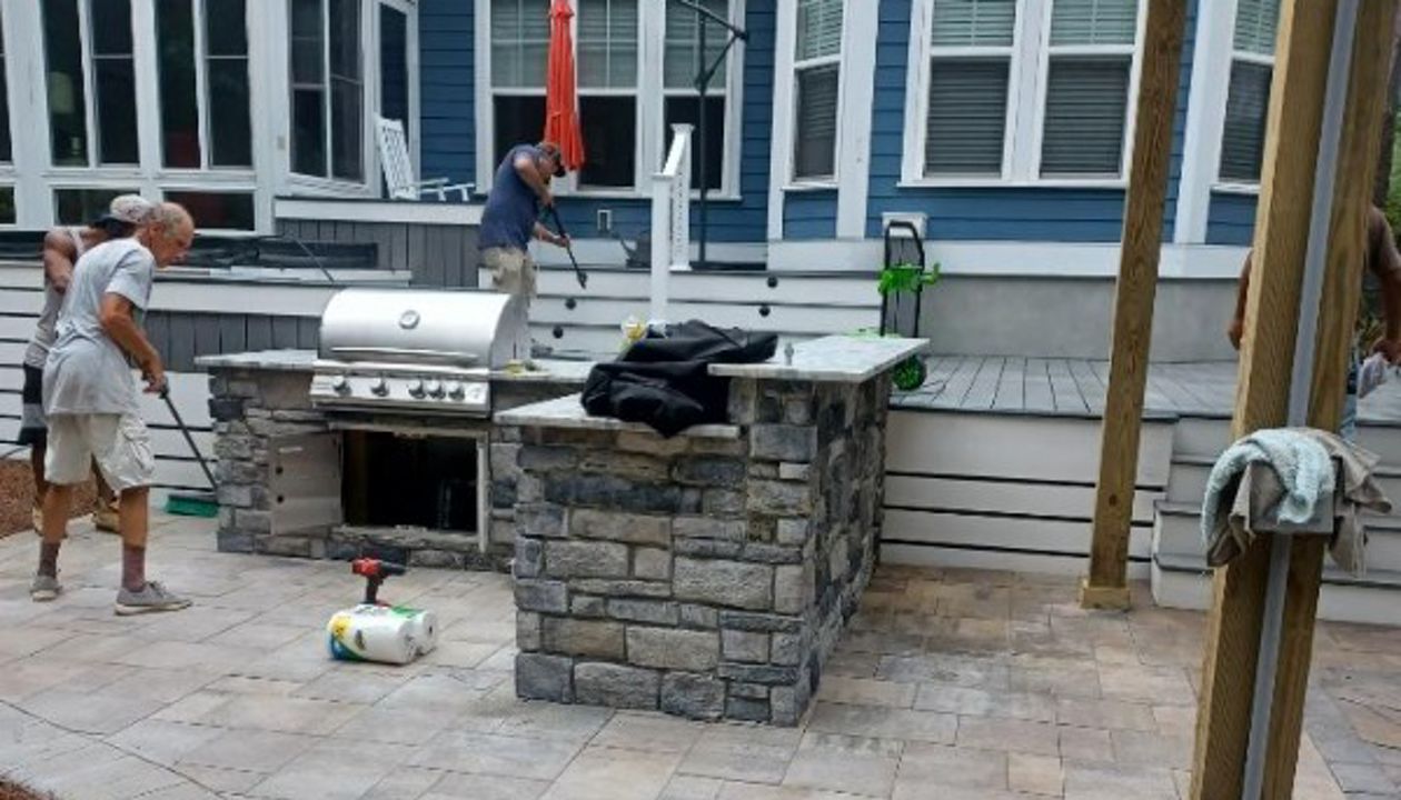 Trex Select Pebble Grey with Winchester Grey picture frame in St. James