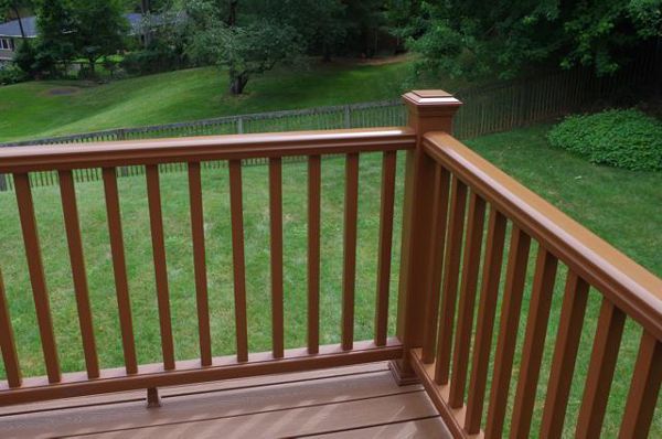 Trex Transcend hand rail with square baluster, Treehouse