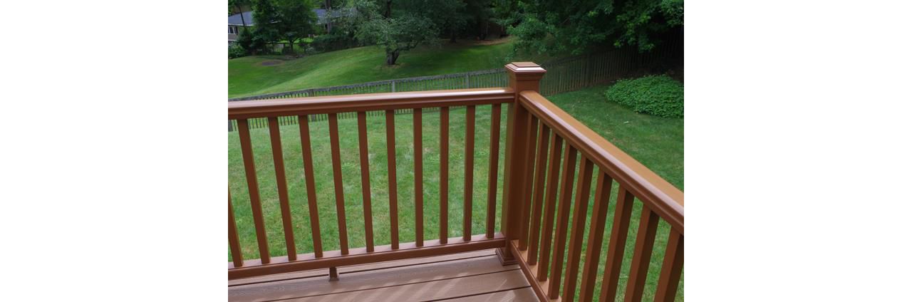 Trex Transcend hand rail with square baluster, Treehouse