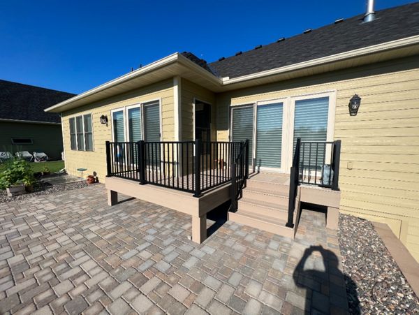 Trex Transcend Rope Swing with Trex Signature Aluminum Railing