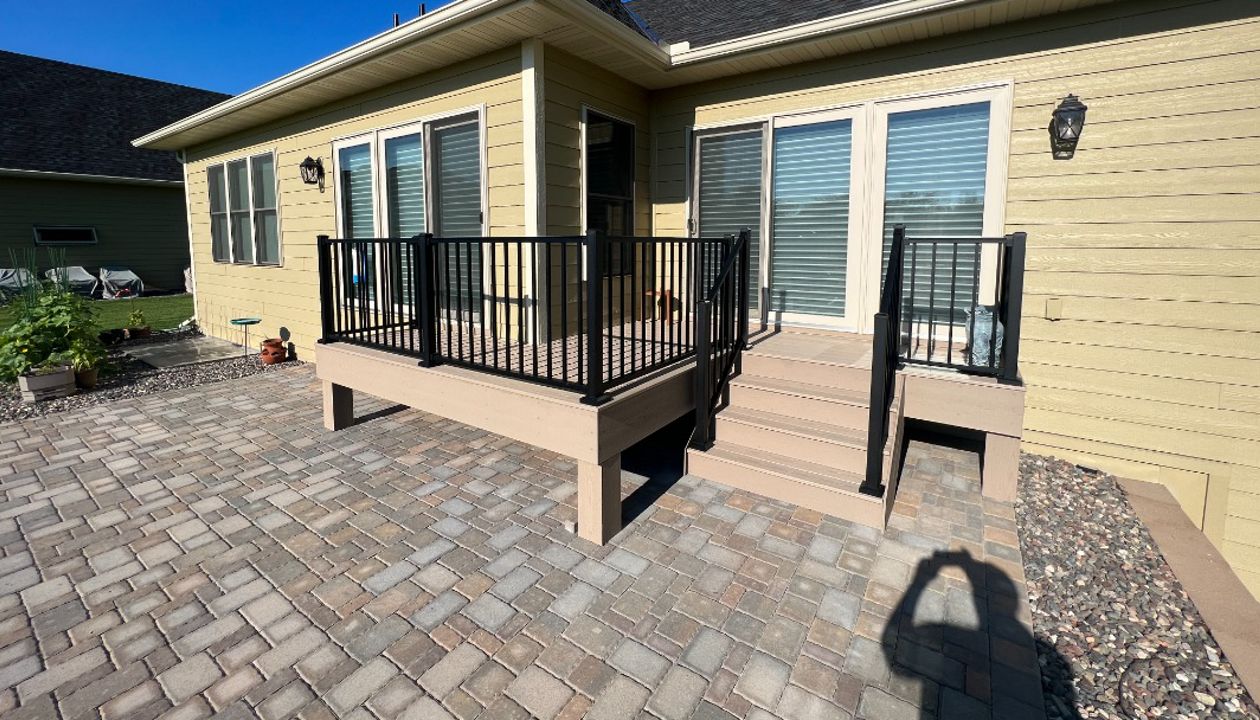 Trex Transcend Rope Swing with Trex Signature Aluminum Railing