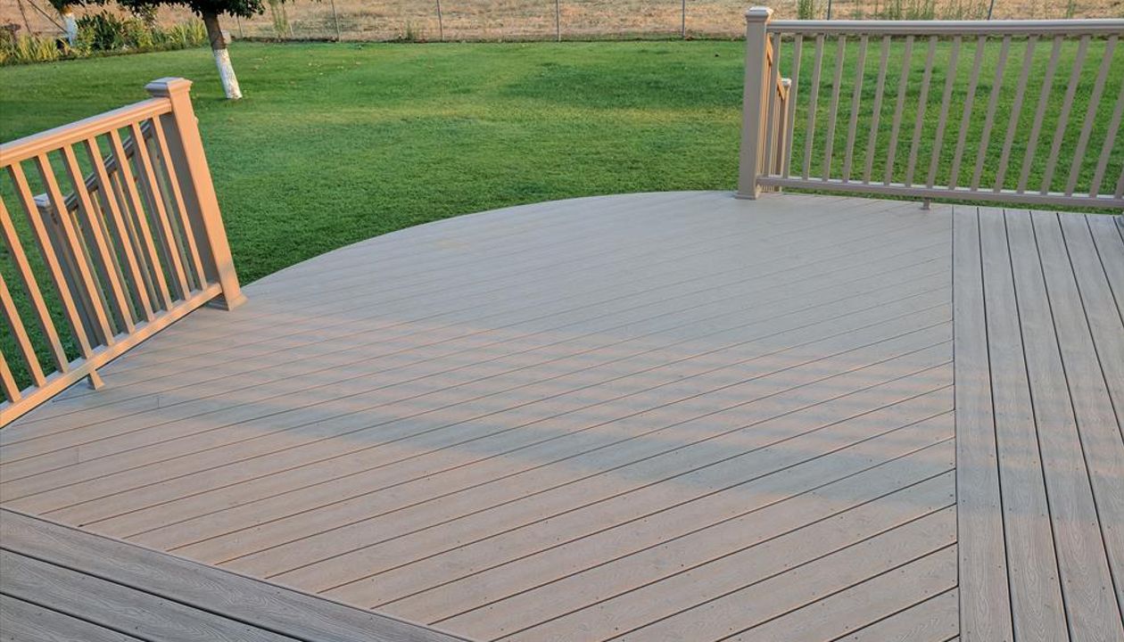 Custom Trex Rope Swing curved deck in Redding CA with Trex Transcend railing and multiple stairways. Majestic Builders is proud to provide top quality composite decks that will last a lifetime.