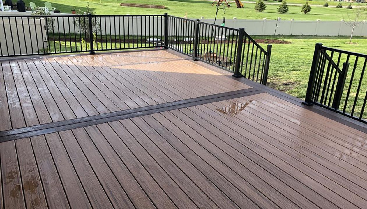 TREX TRANSCEND DECKING (LAVA ROCK & TIKI TORCH)