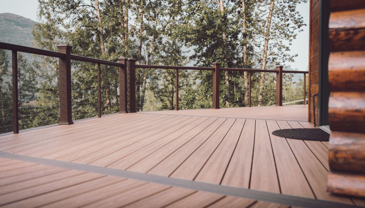 No matter your taste, never compromise with Trex Transcend. Shown are Tiki Torch and Spiced Rum colors.