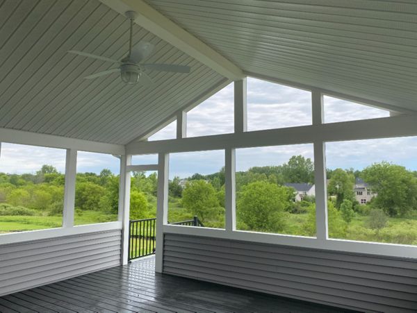 Screenroom- Trex Clam Shell decking with a Trex Black Signature railing.
